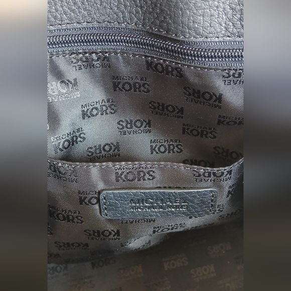 Michael Kors Black Leather Shoulder Bag with Gold Accents - Picture 3 of 6